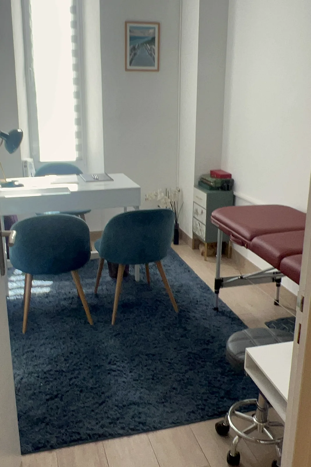 Salle de consultation du cabinet de Jérémie Hanrival, fauteuils et table de soin